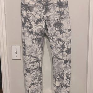 EUC Lululemon Wunder Under Luxtreme Dual Shibori Iced Iris size 8 marble tie dye